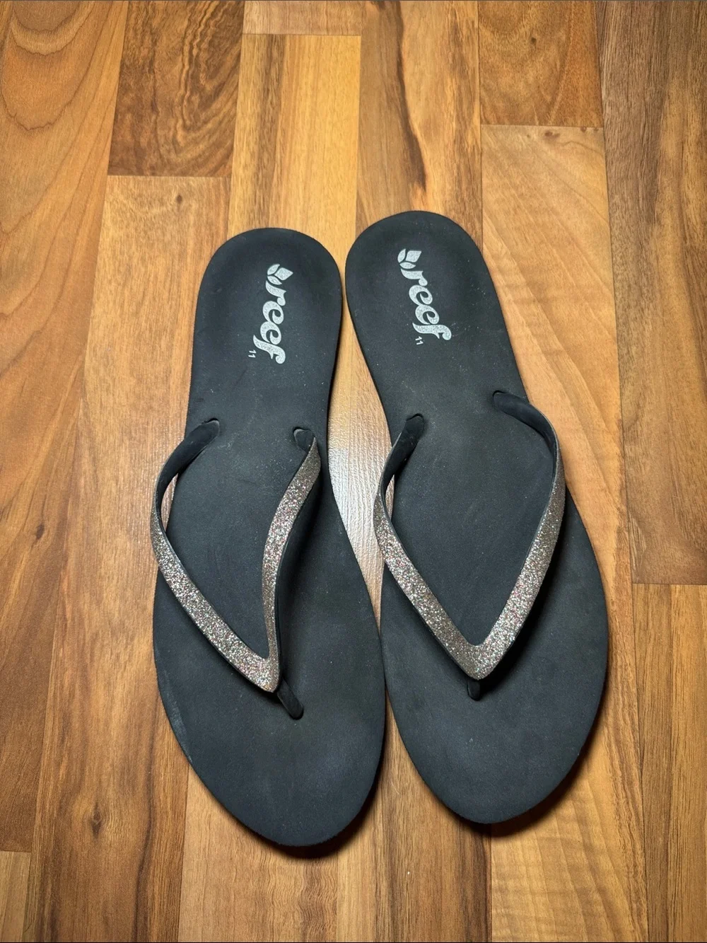Reef Women’s Black Flip Flops with Sparkling Silver Straps size 11